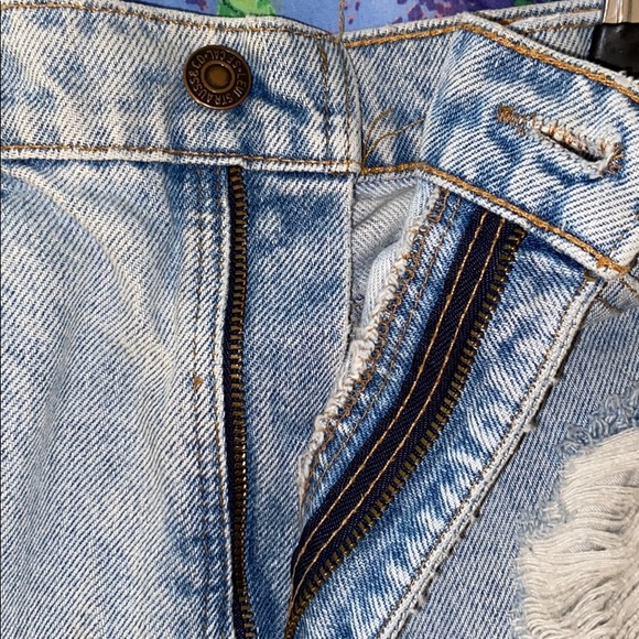 Levi’s High Rise Ripped Denim Shorts Size M - Picture 3 of 3